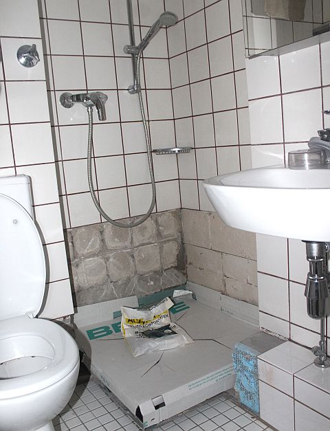 Arbeiten im Sanitärbereich eines Internatszimmers